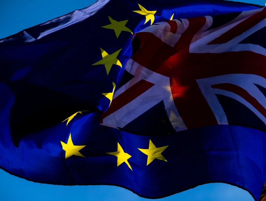 这是2019年10月19日在英国伦敦议会大厦外拍摄的欧盟旗帜与英国国旗.