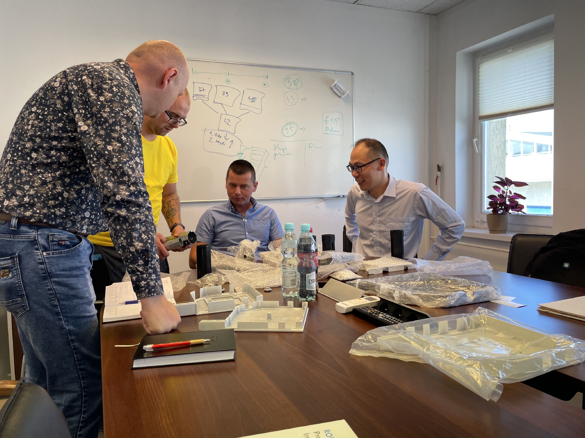 丁言东(右)和外国客户 图片来源:受访者供图