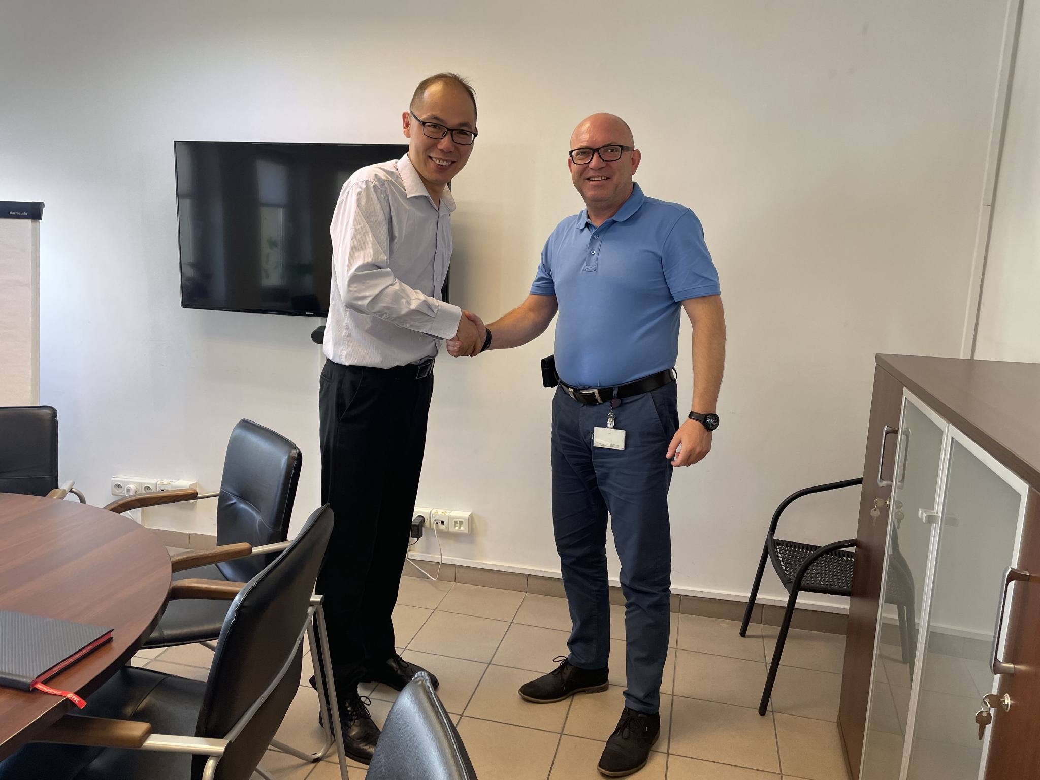 丁言东(左)和外国客户 图片来源:受访者供图