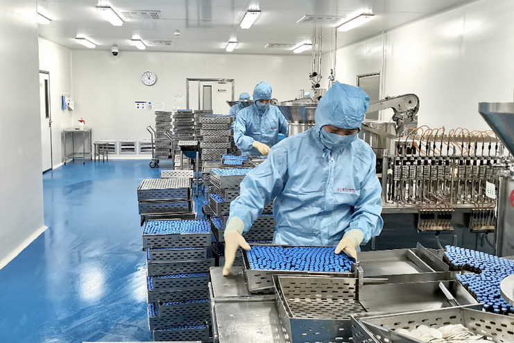 工人正在整理复方芩兰口服液