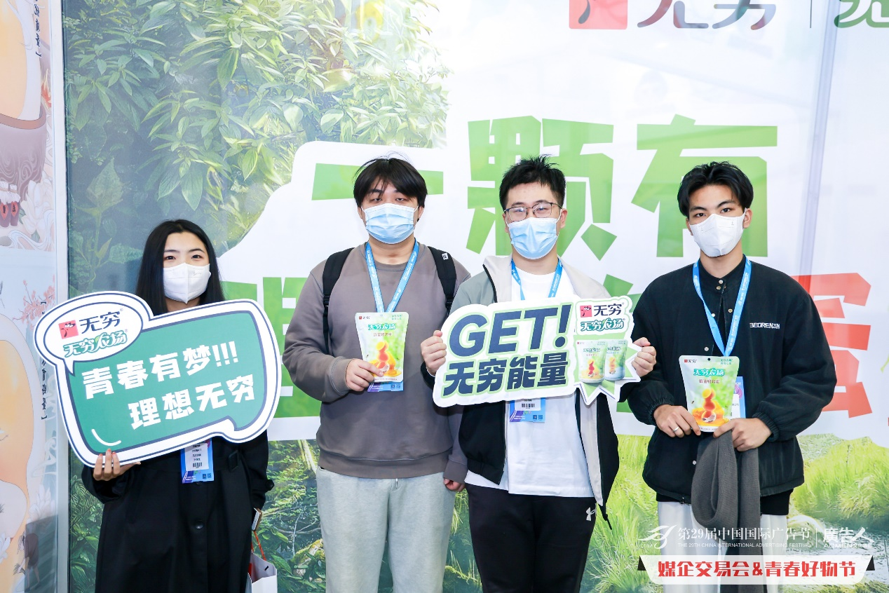 　　无穷食品展位人潮涌动