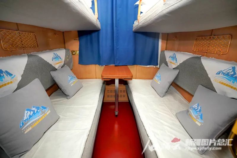 12月26日,"中国雪都·阿勒泰号"冰雪旅游列车的卧铺车厢里,卧具上面均
