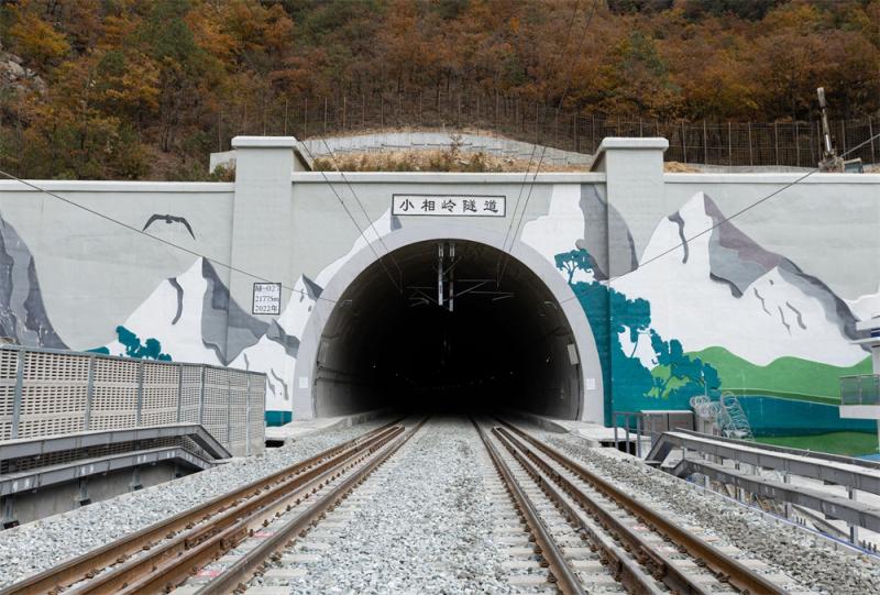 12月17日拍摄的新成昆铁路小相岭隧道冕山出口.新华社记者 江宏景 摄