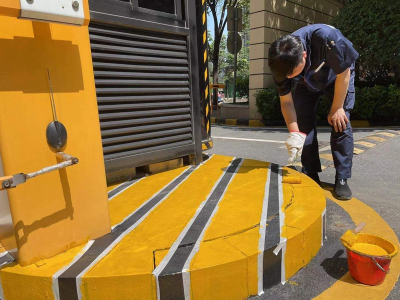 安全岛刷漆进行中,归家路更安全