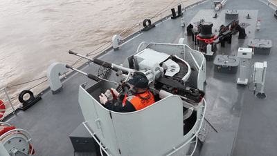 霍邱舰声纳兵通过水下识别探测系统发现目标位置并上报一场水下博弈