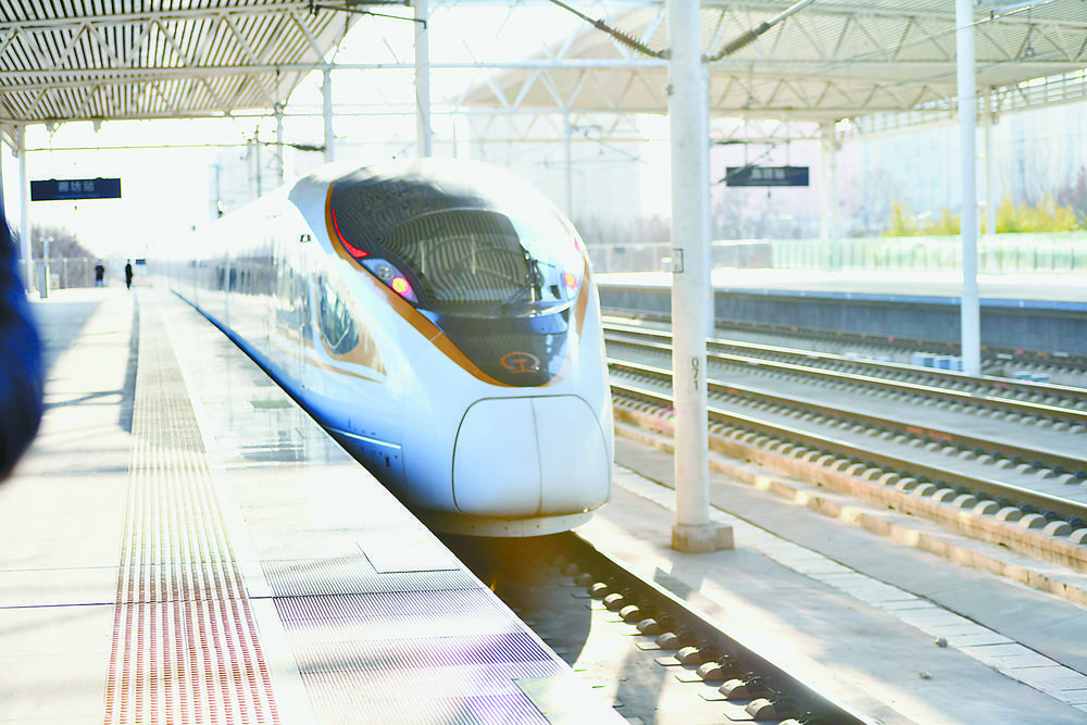 12月26日,廊石高铁直通车首发列车出站.本报记者 郑晨子 摄