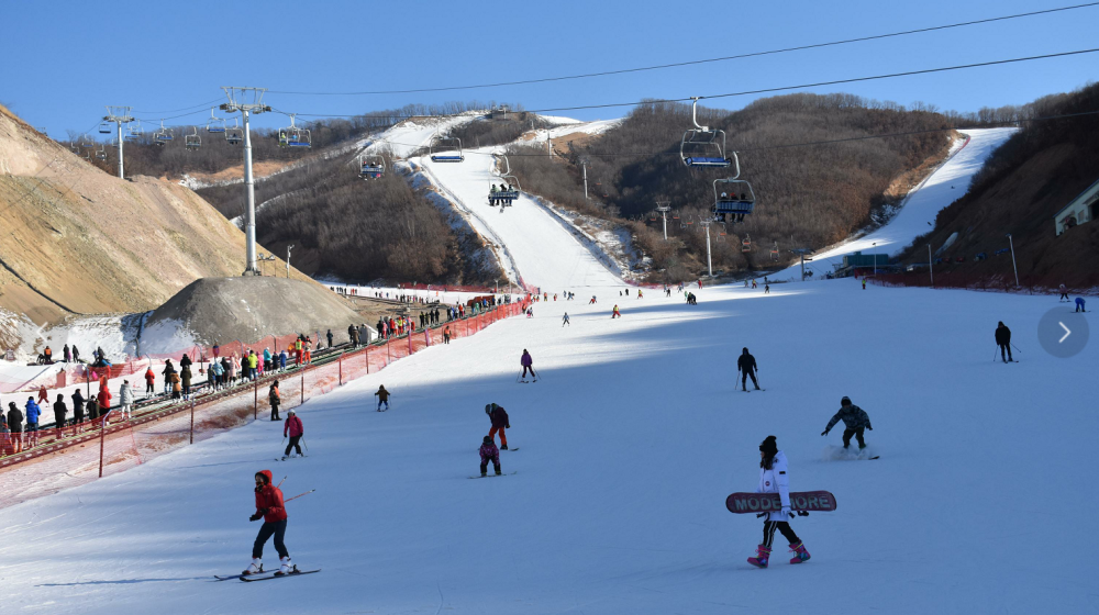 游客在延边梦都美滑雪场滑雪.受访者供图