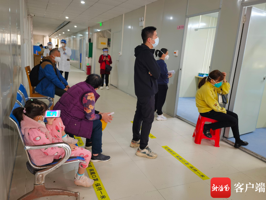 第928医院新发热门诊投用,患者排队就诊.通讯员 罗炜 摄