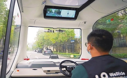 坐在自动驾驶公交巴士里的安全员，全程只需关注突发情况，为行车安全保驾护航。