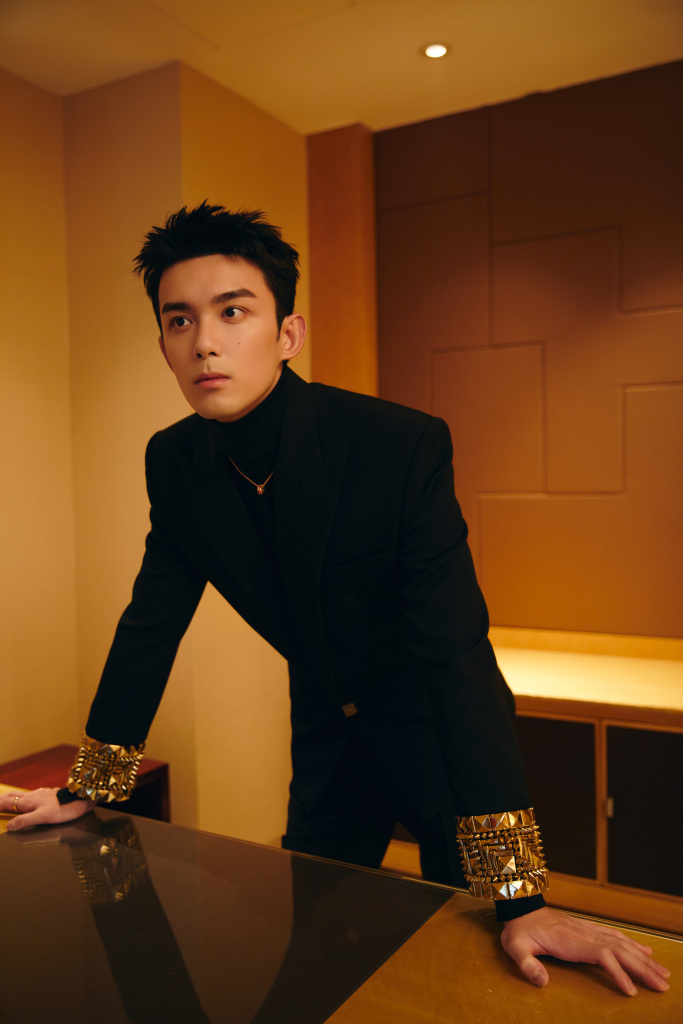 吴磊西装造型出席2022国剧盛典 眼神坚毅冷峻少年气势满分__财经头条