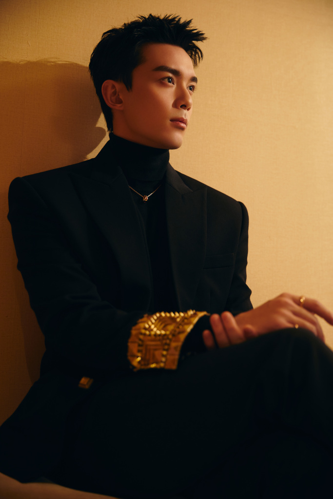 吴磊西装造型出席2022国剧盛典 眼神坚毅冷峻少年气势满分__财经头条