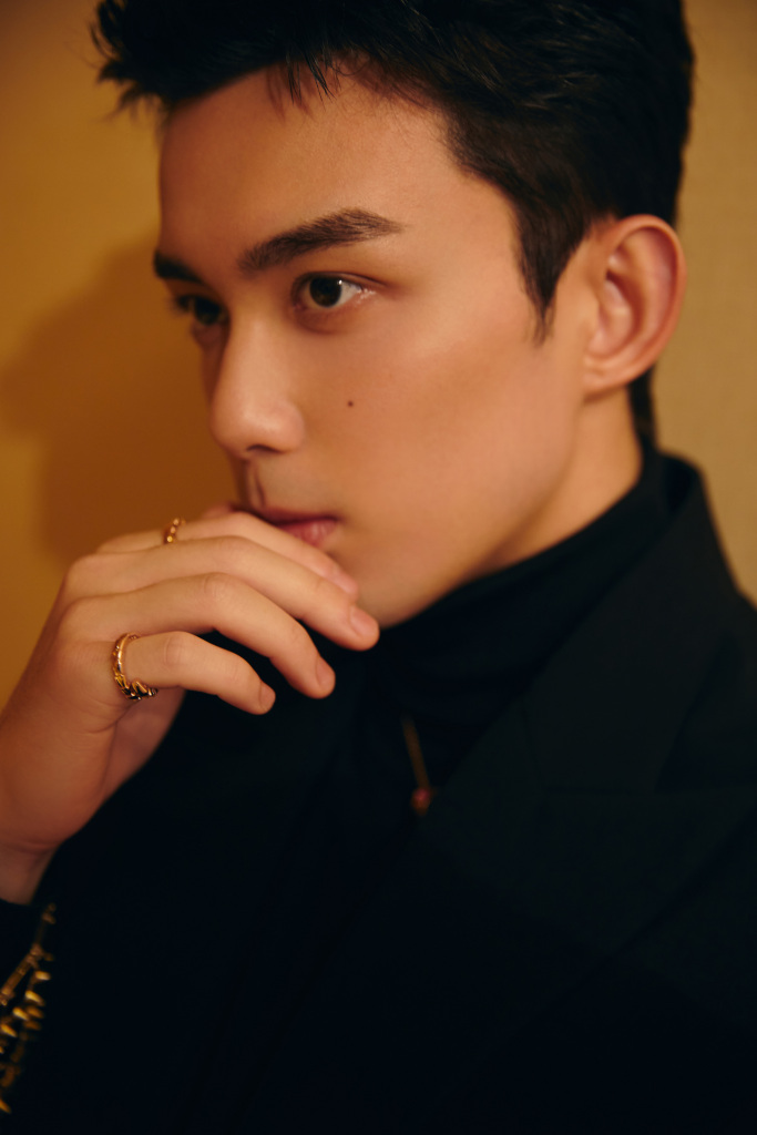 吴磊西装造型出席2022国剧盛典 眼神坚毅冷峻少年气势满分__财经头条