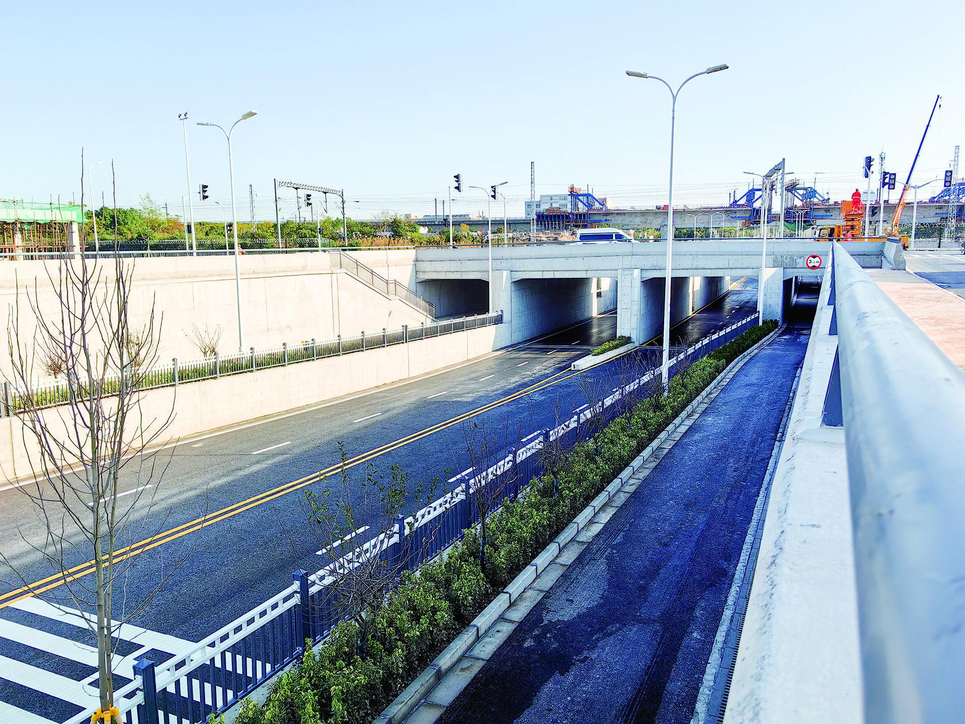 图为12月25日通车的明华路下穿铁路立交桥及道路工程.