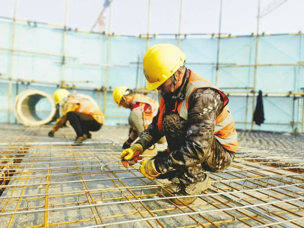 邢台路桥施工工人正绑扎钢筋.(资料图片) 郑书霞摄