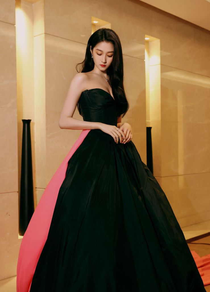 关晓彤发布2022国剧盛典红毯造型 演绎黑色与桃红的碰撞__财经头条