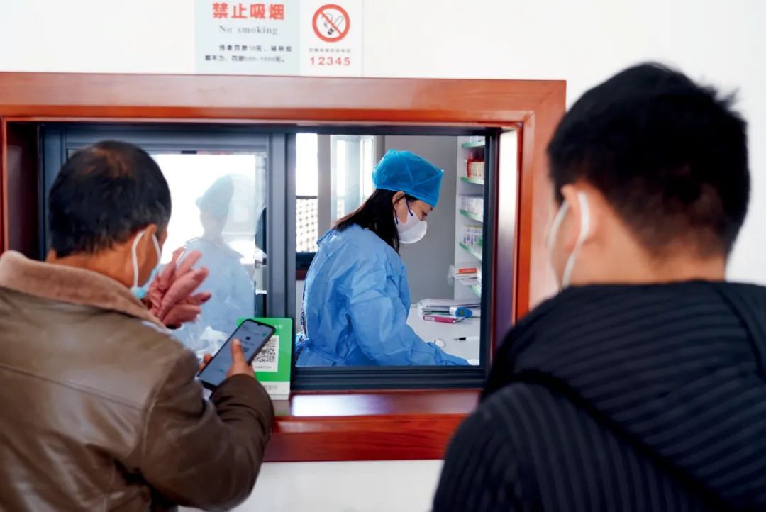 2022年12月22日，陕西西安市周至县，马召镇富饶村东富饶卫生室内，发热患者在取药。图/新华