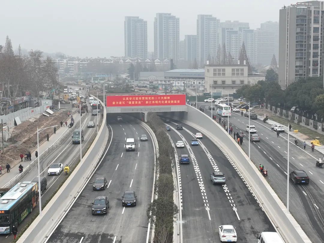 燕子矶长江隧道,红山路和燕路快速路正式通车