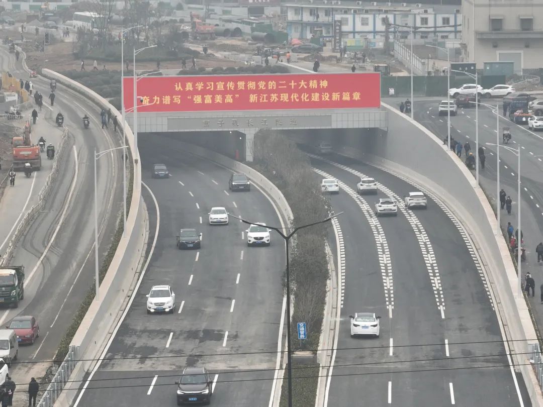燕子矶长江隧道,红山路和燕路快速路正式通车