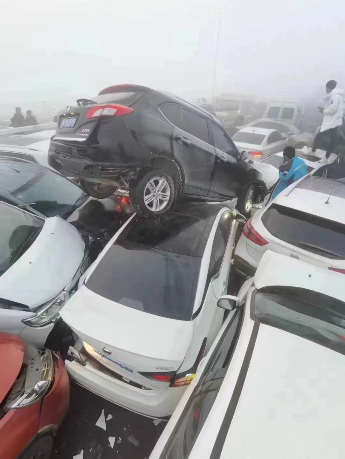 突发!多车连环相撞,甚至叠在一起!郑州郑新黄河大桥发生事故