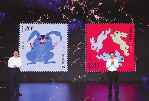 ↑刘爱力（右）与田舒斌（左）共同为《癸卯年》特种邮票图稿揭幕。中国邮政报记者 朱正义 摄