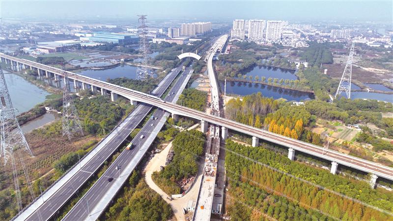 锡澄s1线高架下穿京沪高铁.