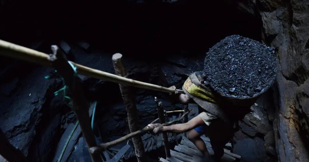 印度梅加拉亚邦的工人在"老鼠洞"挖煤