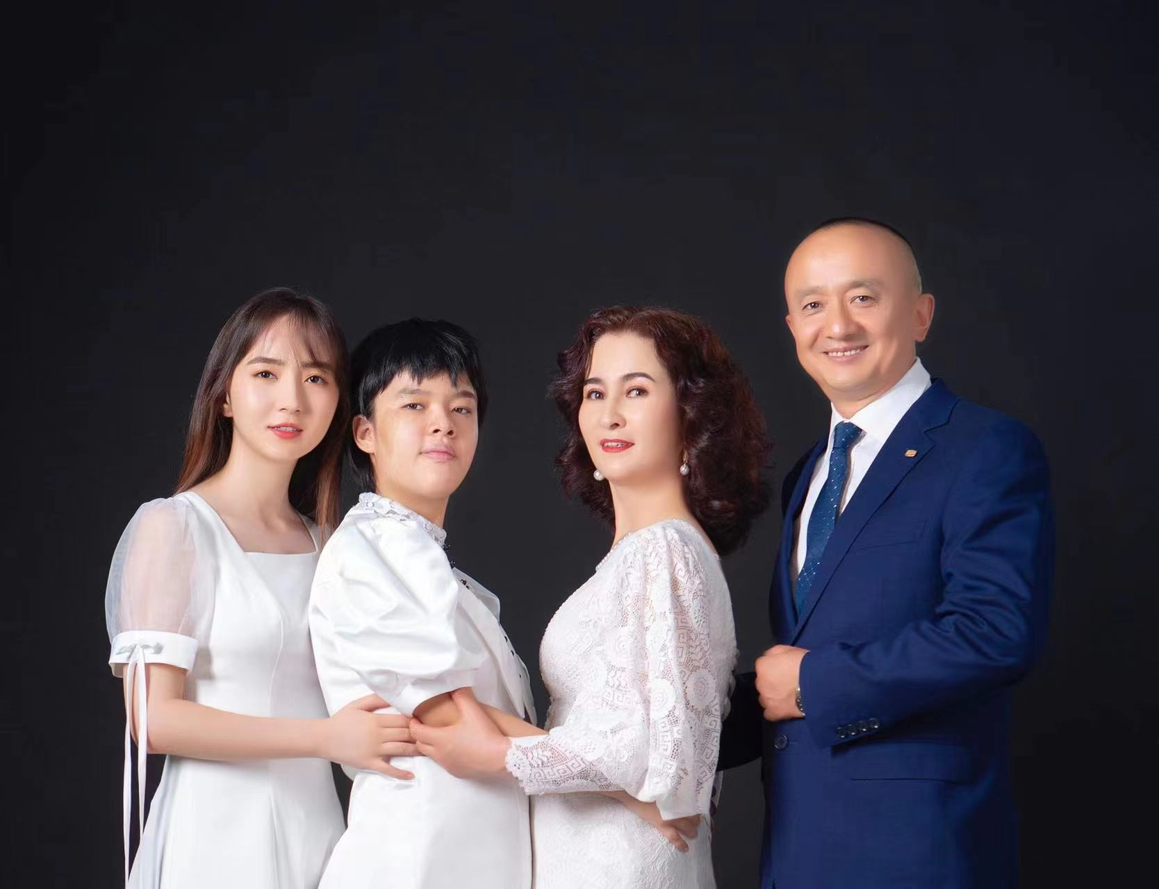  安利美好生活踐行者：阿不都薩拉木·黑力力(右一)和家人
