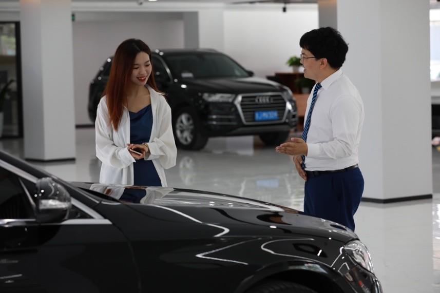 图:悦心车服务顾问正在进行接待工作