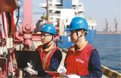国网锦州供电公司工作人员在锦州港内检测电力设备。本报记者　崔　治　摄