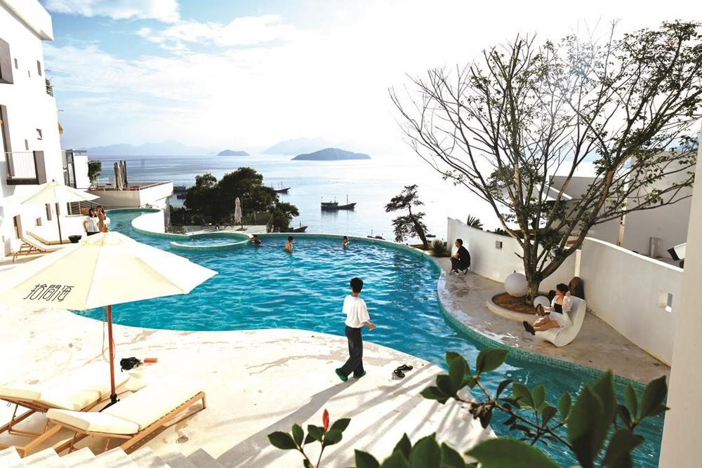 6月22日,游客在福建省霞浦县三沙镇东壁村"拾间海"民宿休闲.