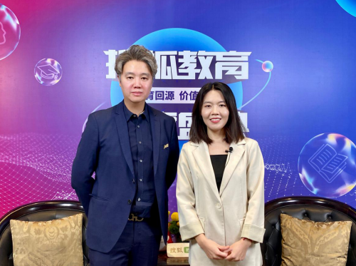 　　图：瑞鸿海外总裁陈宏涛(左)接受搜狐教育专访