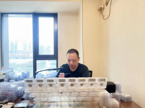 　　微拍堂“康乾钱币收藏”店铺掌柜曾涛正在直播