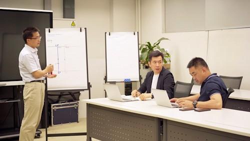 　　韩涛与团队讨论课程设置