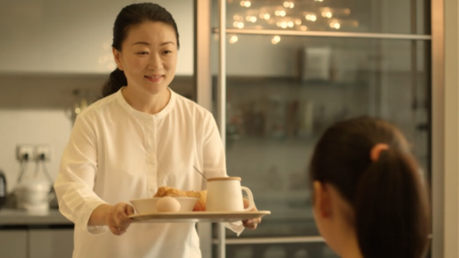 　　桂常青为家人送上健康谷物早餐。五谷磨房供图