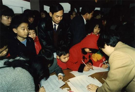 （图：1994年第一所学校广东碧桂园学校招生第一天）