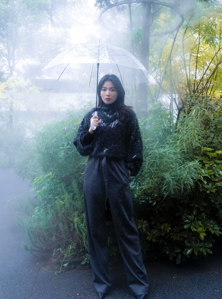 刘涛雨中公园漫游写真 文艺梦幻化身清冷美女__财经头条