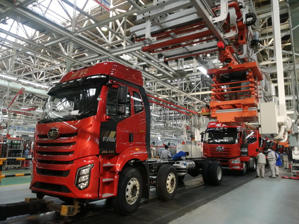 一汽解放卡车厂总装车间(新华社记者张建 摄)