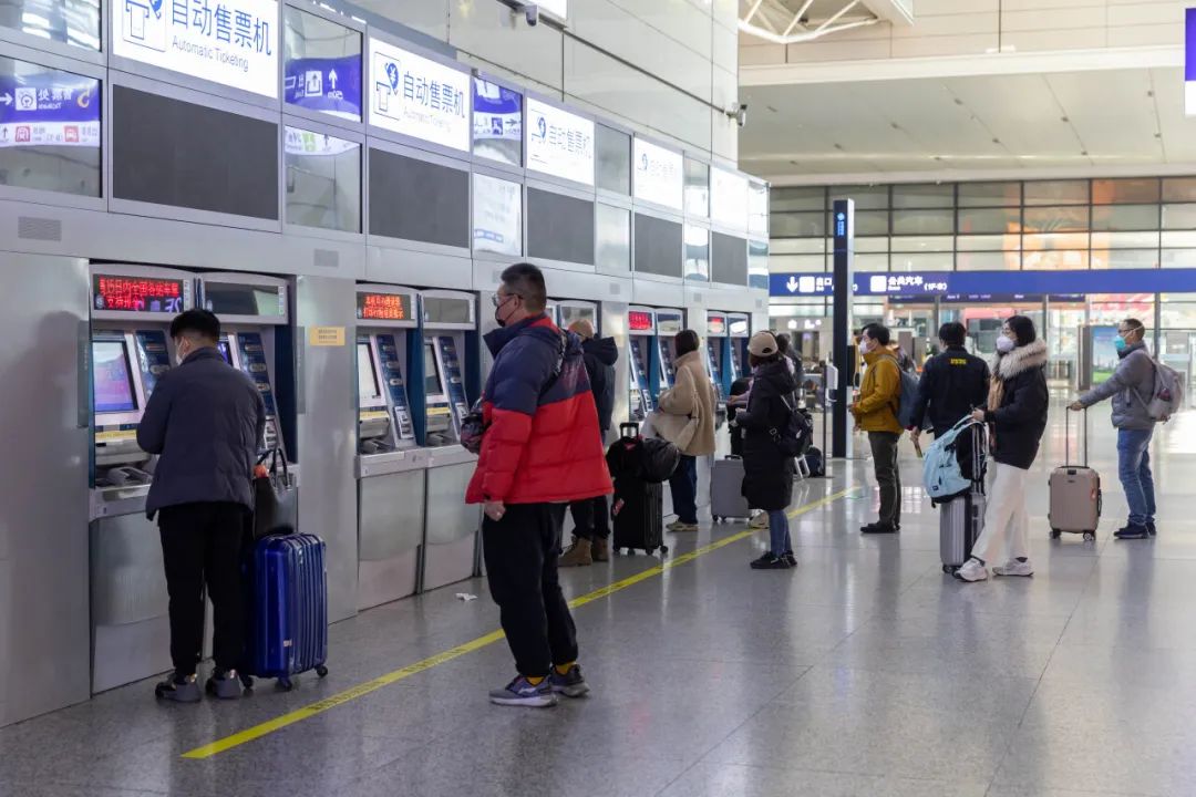 12月24日,2023年春運火車票開始發售,旅客在上海虹橋火車站自助售票機