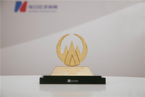 　　图为完美世界荣获的2022中国上市公司口碑榜“最具社会责任上市公司”奖杯。