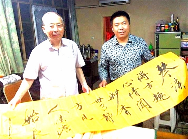 　　与娄师白之子娄述德老师合影留念