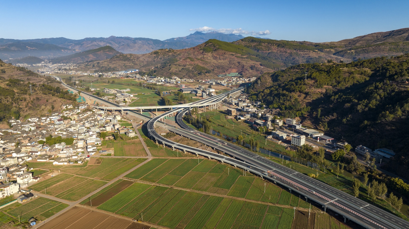 在出高速公路前,经南阁枢纽互通可转入g4216宜攀沿江高速公路,进入