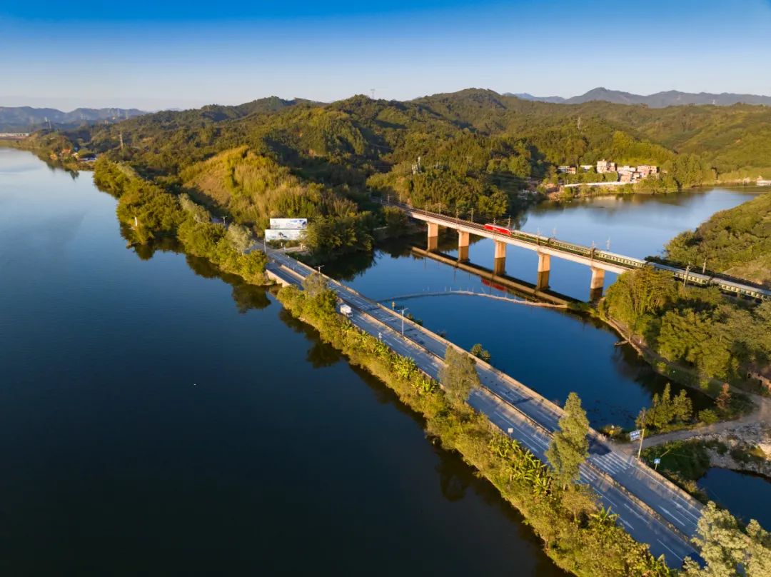 2022年12月29日,英德市连江口,铁路,公路穿越绿水青山.