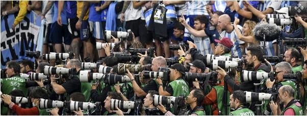 上图是成使外媒提供的专业摄影师在场边拍摄阿根廷与克罗地亚的世界杯半决赛的照片