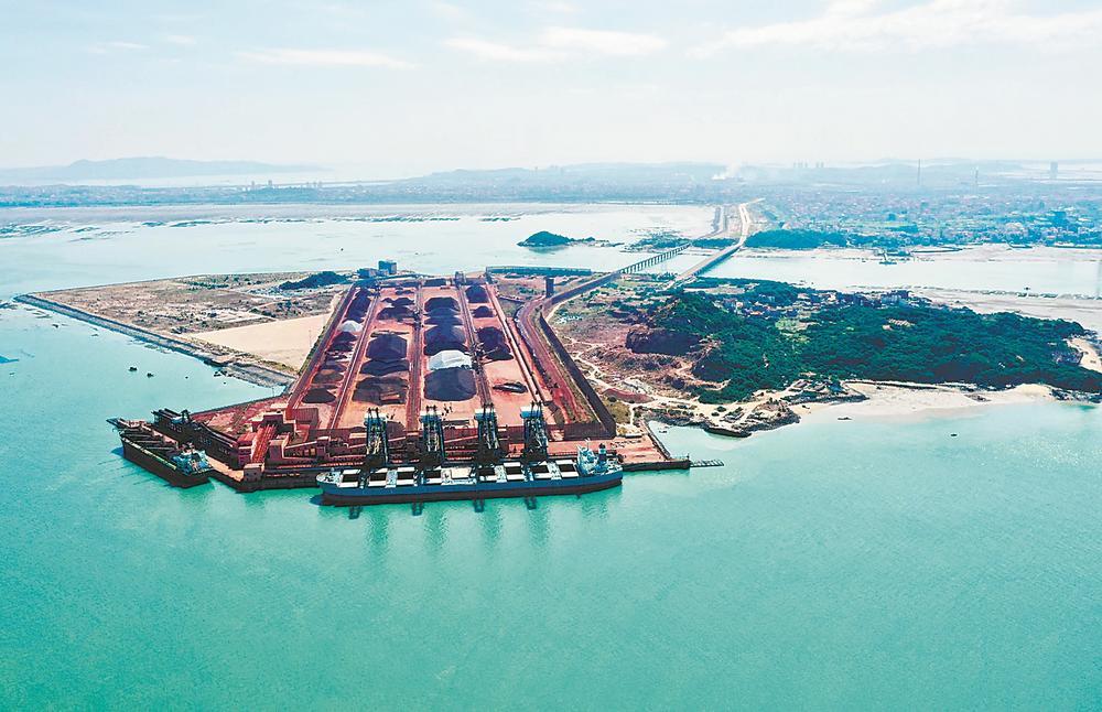 我国东南沿海最大铁矿石码头在罗屿岛崛起。 （资料图片）