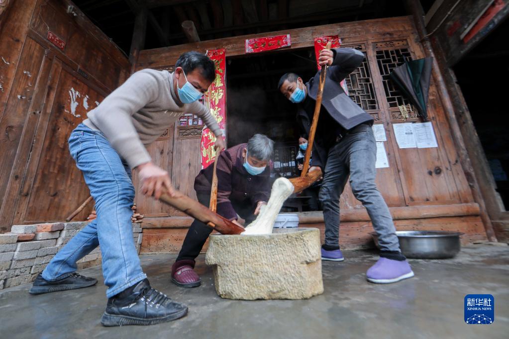 12月27日,岑巩县水尾镇马家寨村村民在打糍粑.