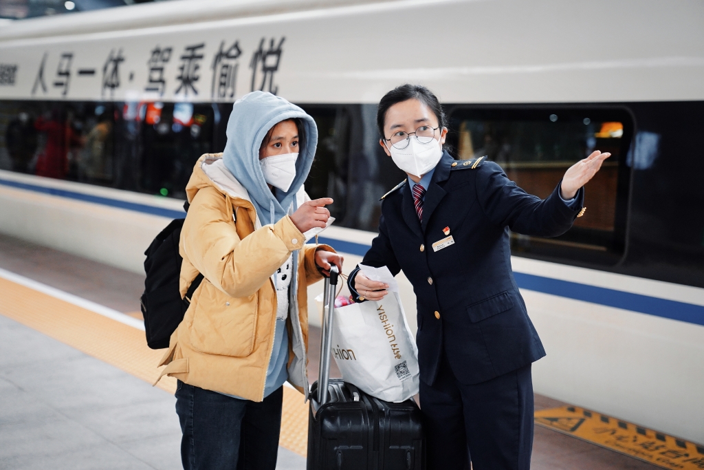 出行期间如需帮助,可找铁路工作人员.通讯员 汪亮 摄