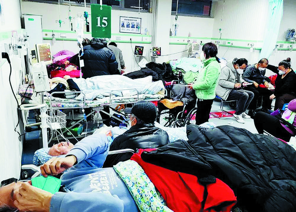 2022年12月25日,北京通州区潞河医院发热门诊人满为患,各个角落都是前