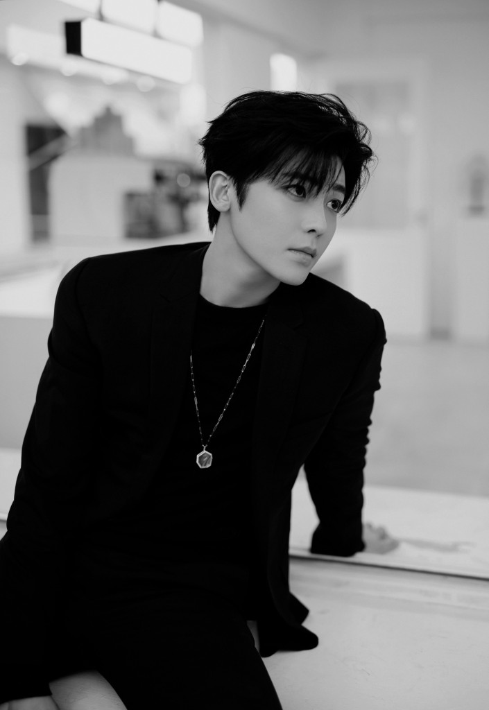 侯明昊出席时尚品牌直播活动 黑西装"霸总"造型冷冽帅气