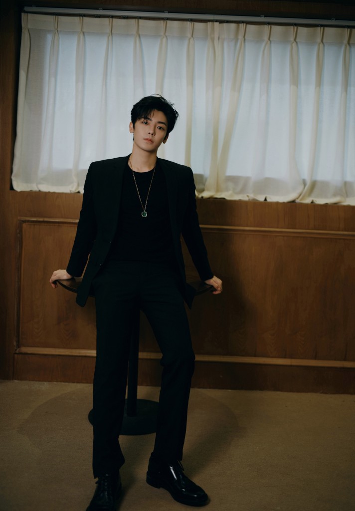 侯明昊出席时尚品牌直播活动 黑西装"霸总"造型冷冽帅气