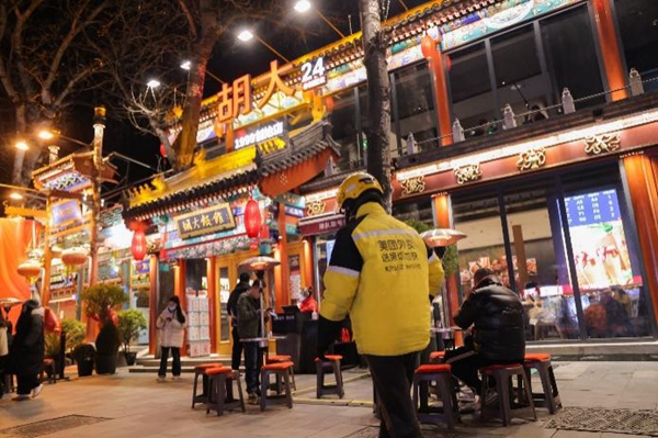 顾客在簋街胡大饭馆外排队等待就餐 摄影/李杰